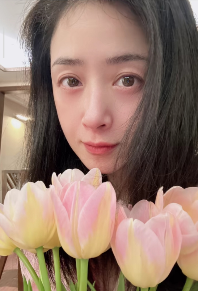 40岁蒋欣久违晒近照,瘦身成功后愈发养眼,素颜怼脸拍少女感超足_腾讯