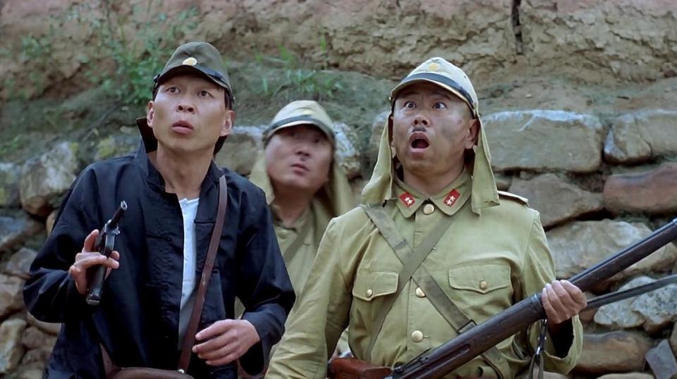 《举起手来》:夸张与搞笑外衣下,是小人物的抗日大智慧