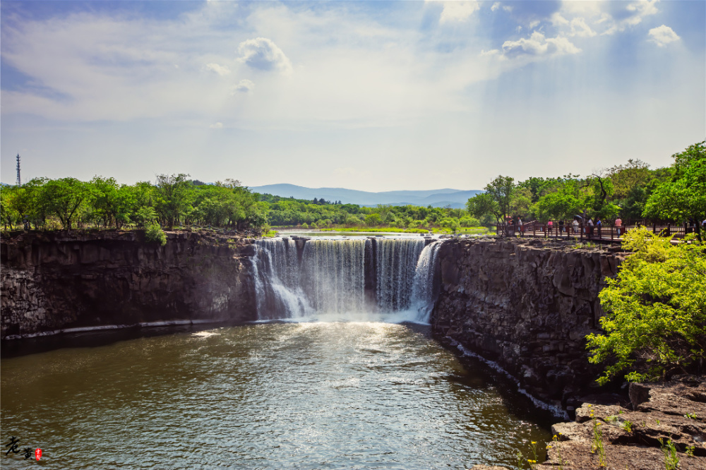 世界第二大高山堰塞湖,景色秀美,每天都有悬崖跳水让人拍案叫绝_腾讯