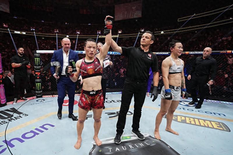 UFC金腰带争夺迎来中国德比，张伟丽经过5回合激战，一致性判胜成功卫冕_腾讯新闻