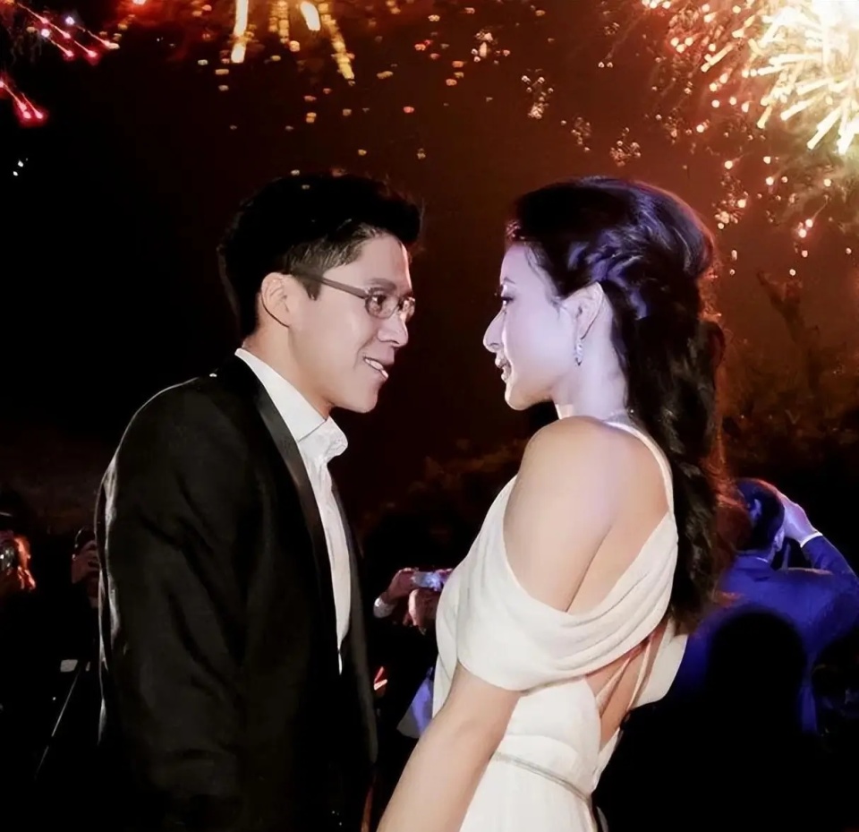 七匹狼少爷娶了特步小公主,何猷君到场祝贺,豪门真不是普通人能进的