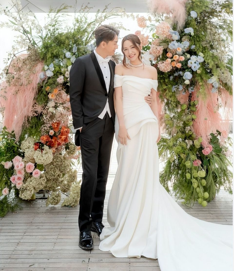 36岁汤洛雯晒同49岁马国明结婚照,新娘v领礼服尽显好身材_腾讯新闻