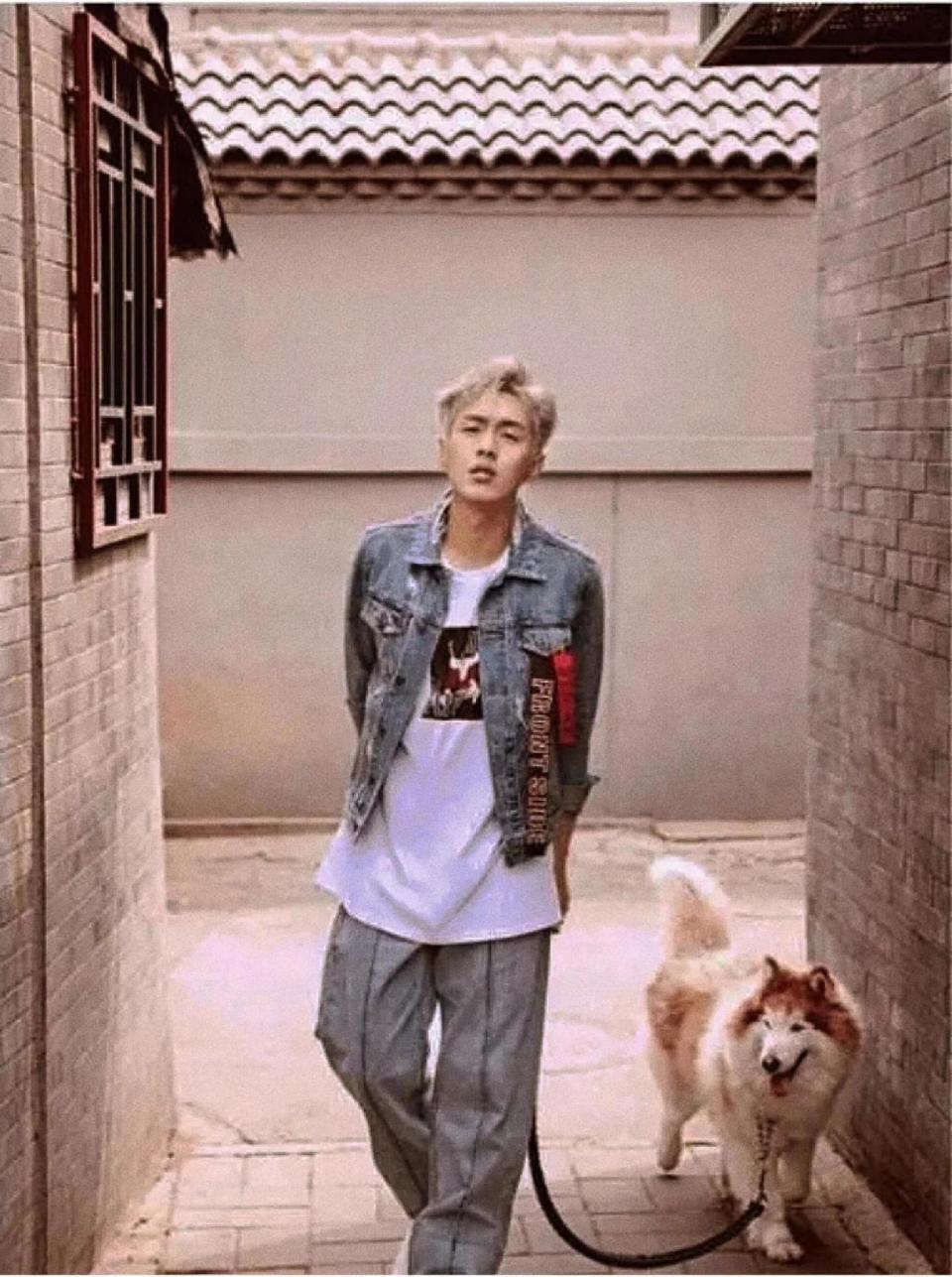 张若昀在北京的"四合院"火了,客厅竟摆红绿灯,颠覆我的想象!