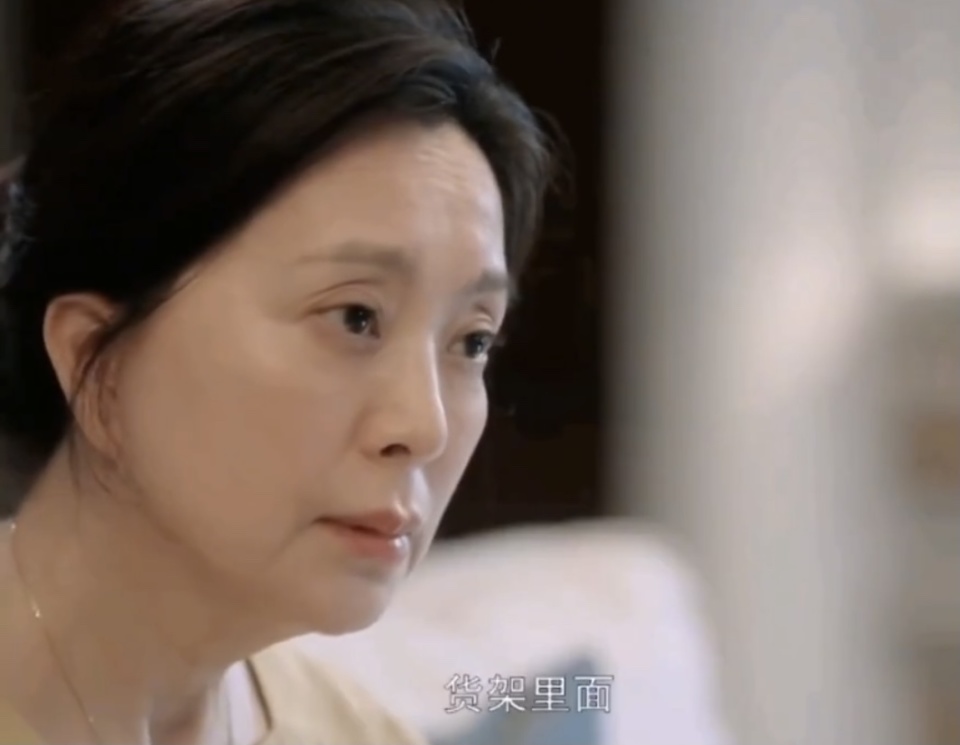 很多观众都觉得眼熟,饰演张小彦妈妈的演员叫张晗,她出道已经30几年