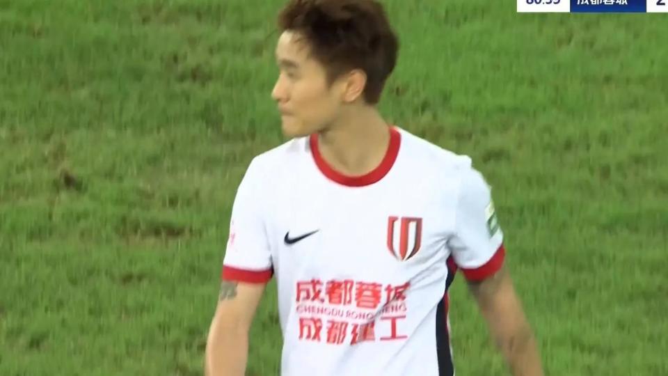 申花强势登顶！国安让出榜首，成都蓉城错失追分良机，中超争冠格局骤变！