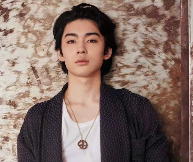 他就是藤间斋,出生于日本一个知名歌舞伎家族——高丽屋.