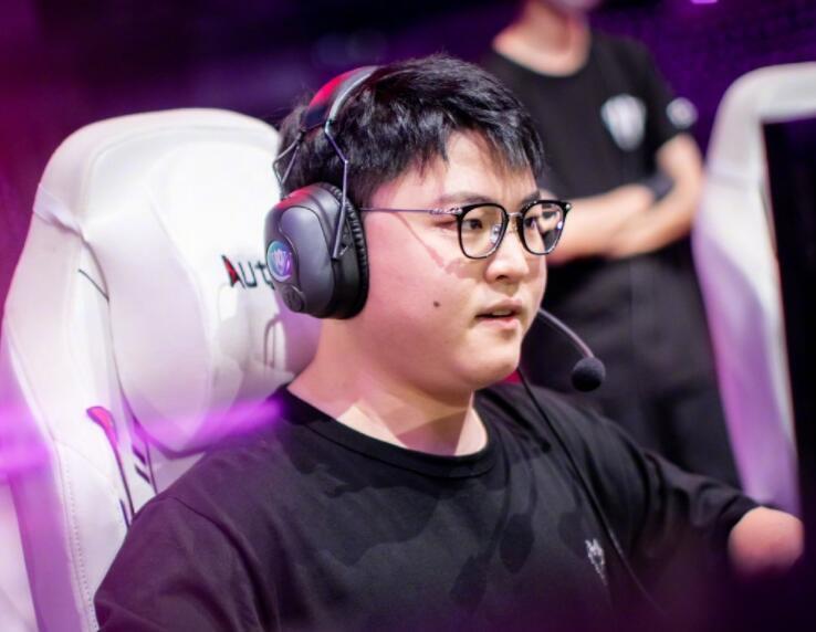 mlxg羡慕uzi没被rng卡合同自己被卡10年想复出都不行