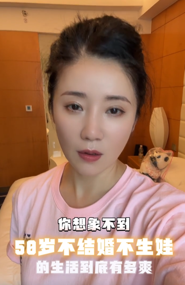 46岁张彤感慨不结婚不生娃超爽，与章子怡袁泉等并称中戏八大金钗_腾讯新闻