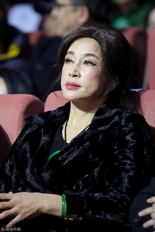 刘晓庆春晚后台生图曝光,本人脸上没皱纹但不显年轻,差距太大!