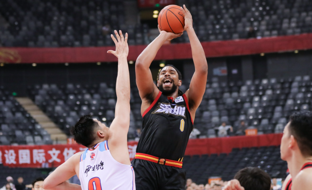 新疆队主教练邱彪开始用吴冠希来防守萨林杰