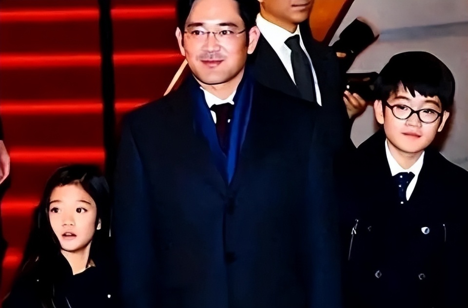 李政宰与亿万富婆林世玲甜蜜过中秋，公开恋情8年越爱越高调_腾讯新闻