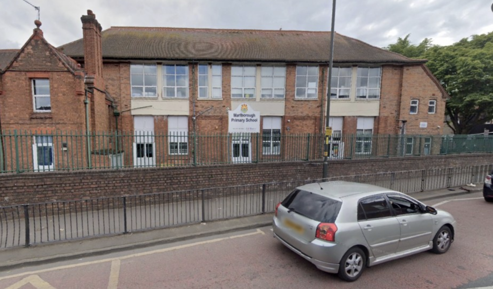 英国6岁男孩在学校与朋友赛跑不慎撞到墙，摔倒后正常站起来，当天夜里在睡梦中去世