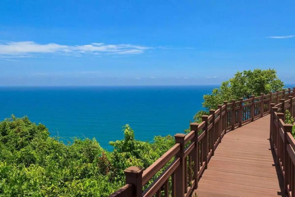 也是中国唯一一个同时拥有热带雨林和野溪温泉的地方,是三亚的后花园