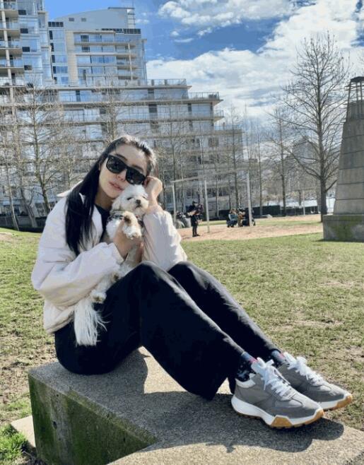 56岁王祖贤晒近照,抱狗晒太阳生活悠闲,满身少女感重返颜值巅峰_腾讯