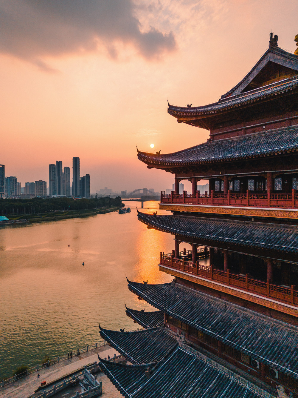 船游南宁邕江:夜色中的仙境之旅