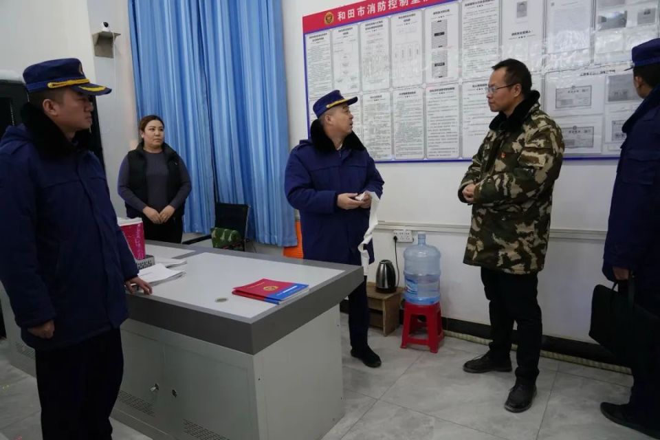 和田地区行署副专员肖克来提·吐拉洪带队深入和田市天王明珠小区开展