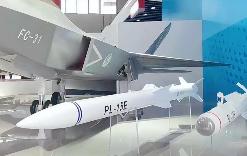 中国PL-15空空导弹全新改进,弹翼尺寸更小,歼20弹舱可挂6枚_腾讯新闻