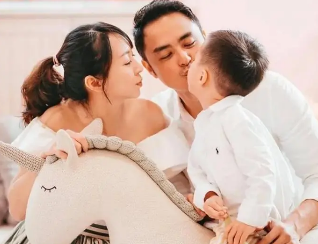 明道41岁老婆二胎产女,一家四口幸福同框,蒋雯丽惨遭代入-腾讯新闻