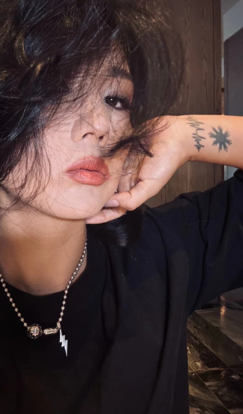 何洁晒复工照美出新高度,鼻钉纹身个性张扬,曾自曝减肥瘦近70斤_腾讯