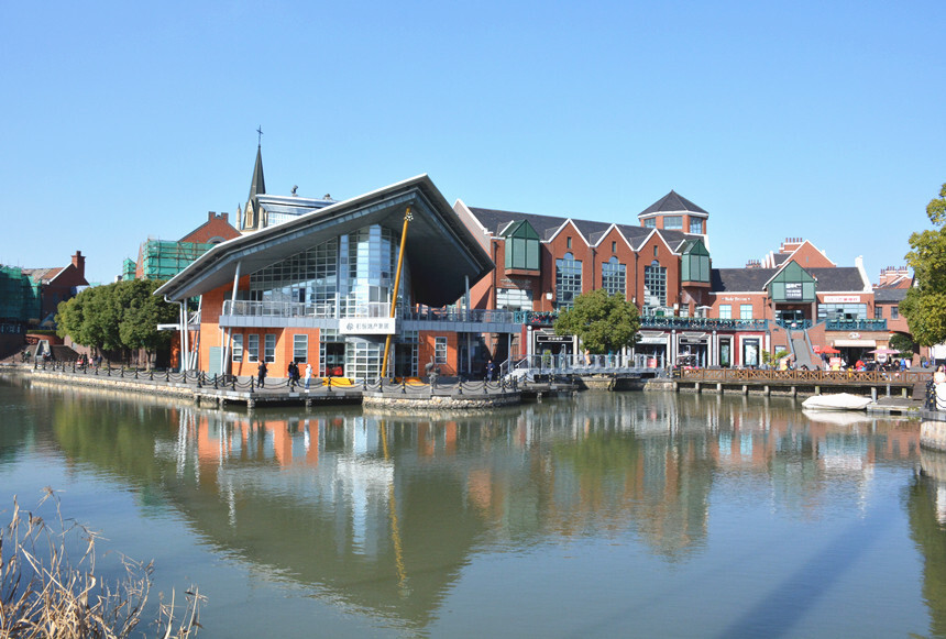 云彩在日光的照耀下格外出彩小镇设计风格引入英国泰晤士河边小镇风格