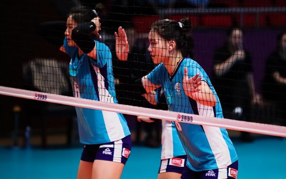 云南女排首发阵容为主攻刘梦雅,胡玉琴,副攻杨玛伊婷,张馨露,接应黄晓