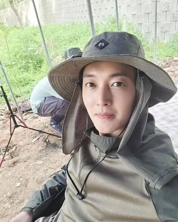 昔日花样男子之一,韩国顶流男星金贤重,现在居然去种地