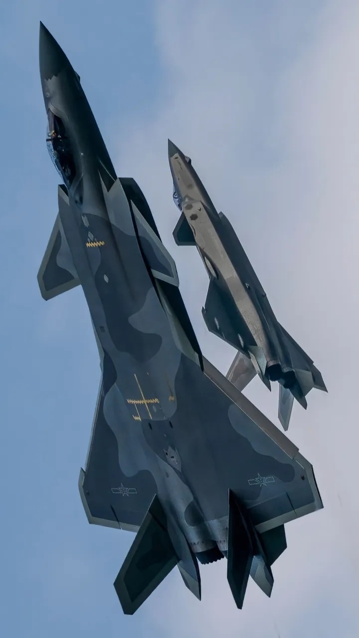 歼-20战斗机气动修形后配套动力将涉及两个问题,一方面是矢量推力技术