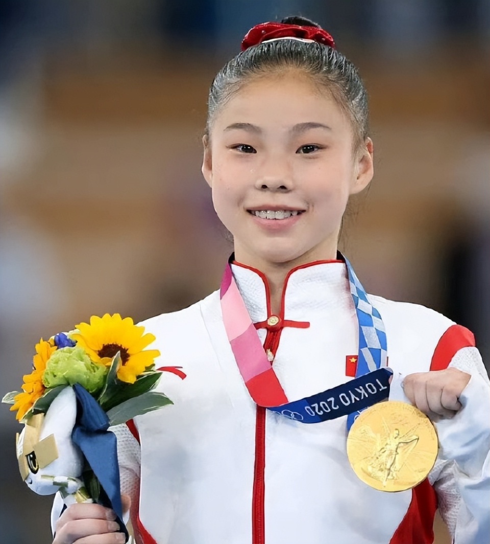 2021年,管晨辰参加了东京奥运会,并获得了女子平衡木的金牌.