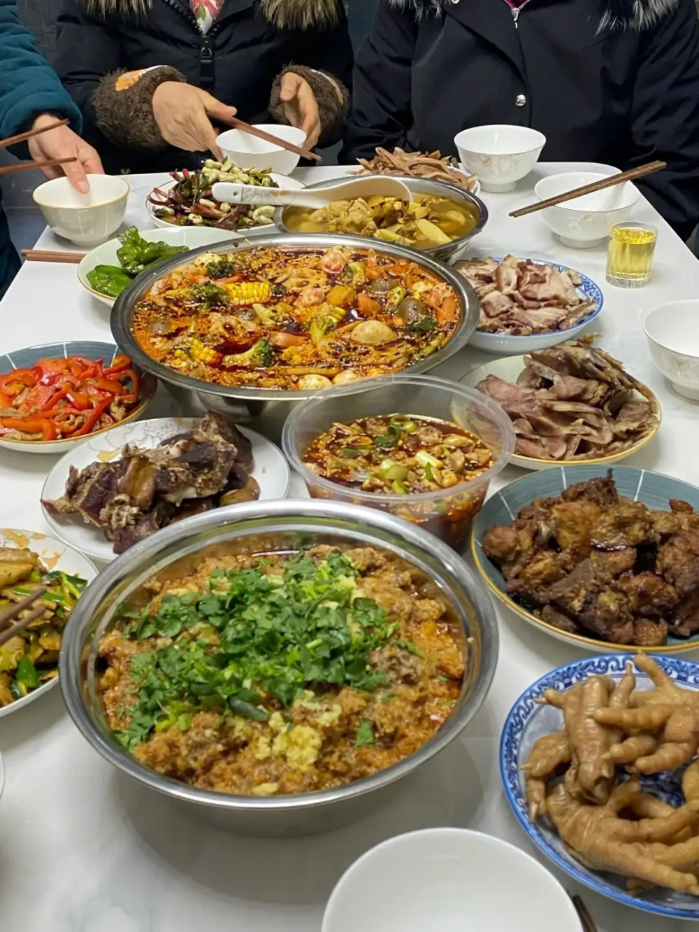 过年聚餐,酒桌上"最掉价"的6种行为,年过45岁的人要知道