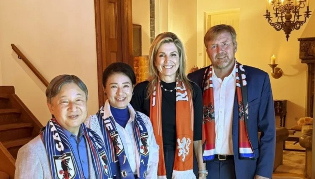 日本天皇夫妇与荷兰国王夫妇一同观看世界杯比赛 日本队两度落后两度扳平