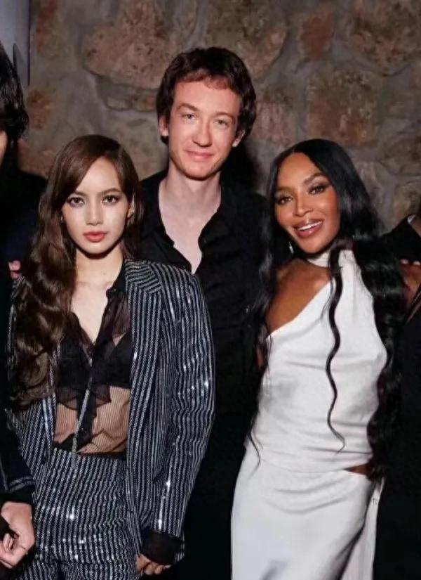 lisa疯马秀表演结束,利用男友搞特权拉队友下水,已惹怒韩国网友_腾讯