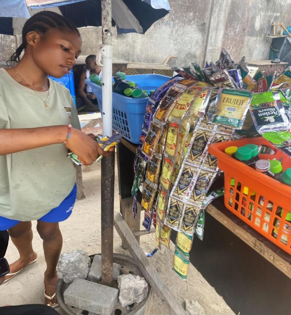 我在尼日利亚务工，当地人能头顶70%体重的货物，生活很辛酸-腾讯新闻