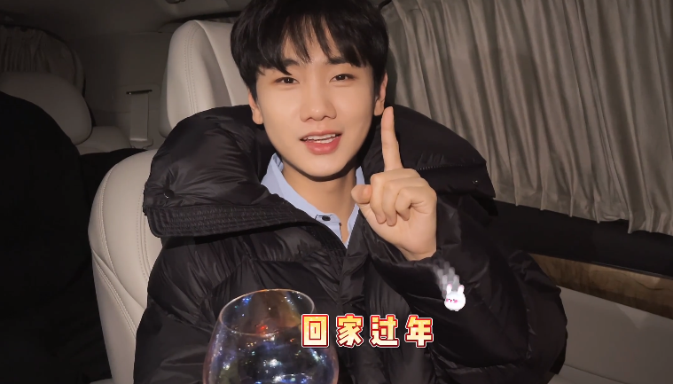 张若昀魏晨赶回家吃饺子,杨紫被小朋友求合影_腾讯新闻