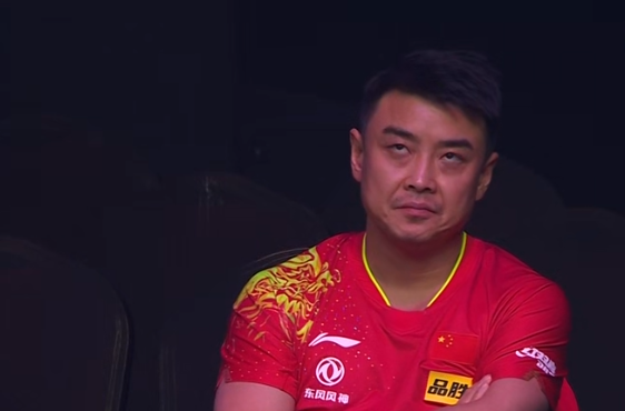 樊振东绝境爆发,连救2个赛点,王皓抢镜:翻白眼_腾讯新闻