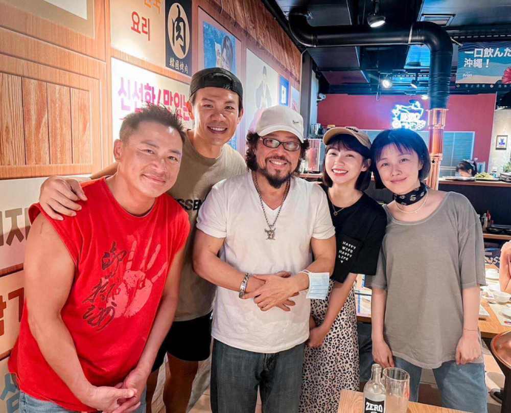 曝光的照片中,曾智希,张菲,江宏恩等人现身某烤肉店.