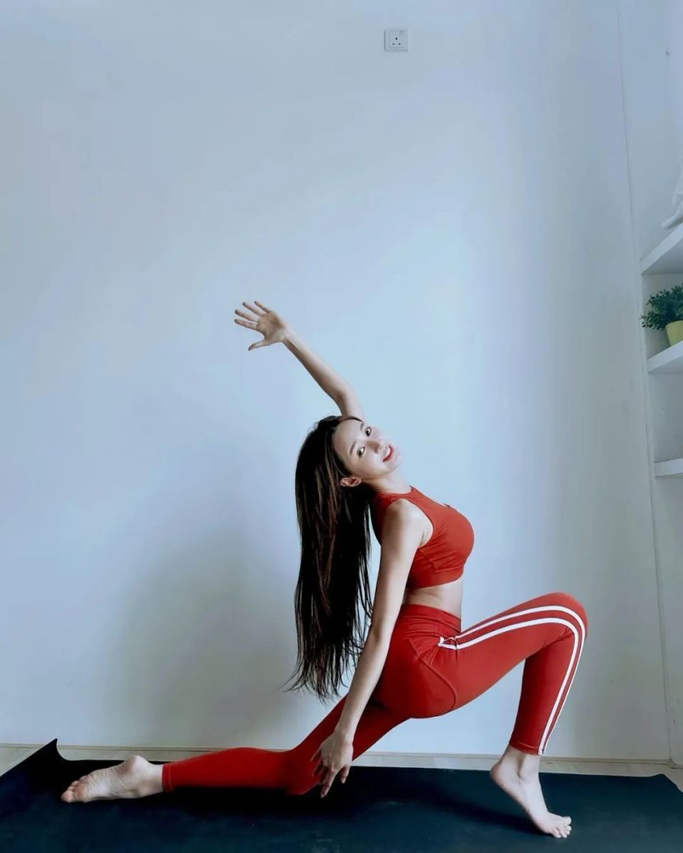 傲人身材酷似angelababy～_腾讯新闻