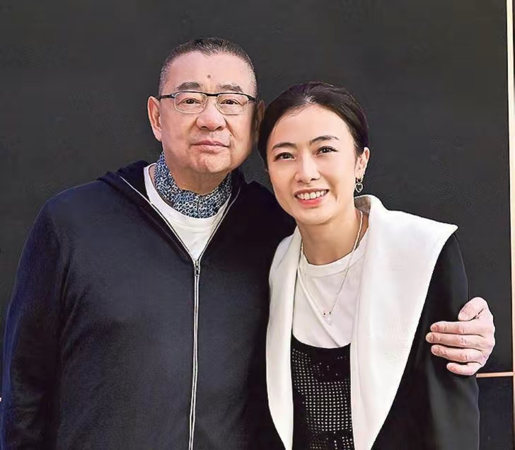 虞书欣晒出游照刘銮雄老婆女儿惊喜出镜网友直呼朋友圈好强大