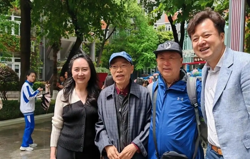 孟晚舟现身成都七中，穿搭打扮温婉大气，与老公刘晓棕同框很恩爱_腾讯新闻
