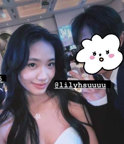 小S参加二女儿毕业聚会，Lily穿露肩裙女神范儿十足，母女同框似姐妹(小s女儿有多大)