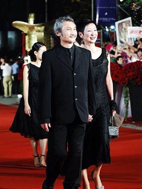 73岁徐克与女友牵手散步,乐乐小腹隆起疑似怀孕,网友:老当益壮