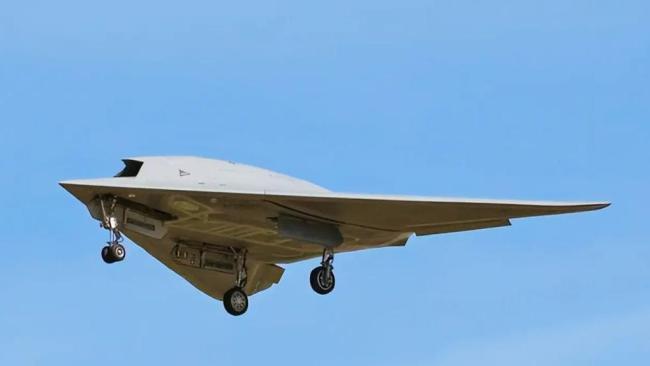 空中三杰同框！攻击11领飞，中国空军首次公开新型协同作战编队_腾讯新闻