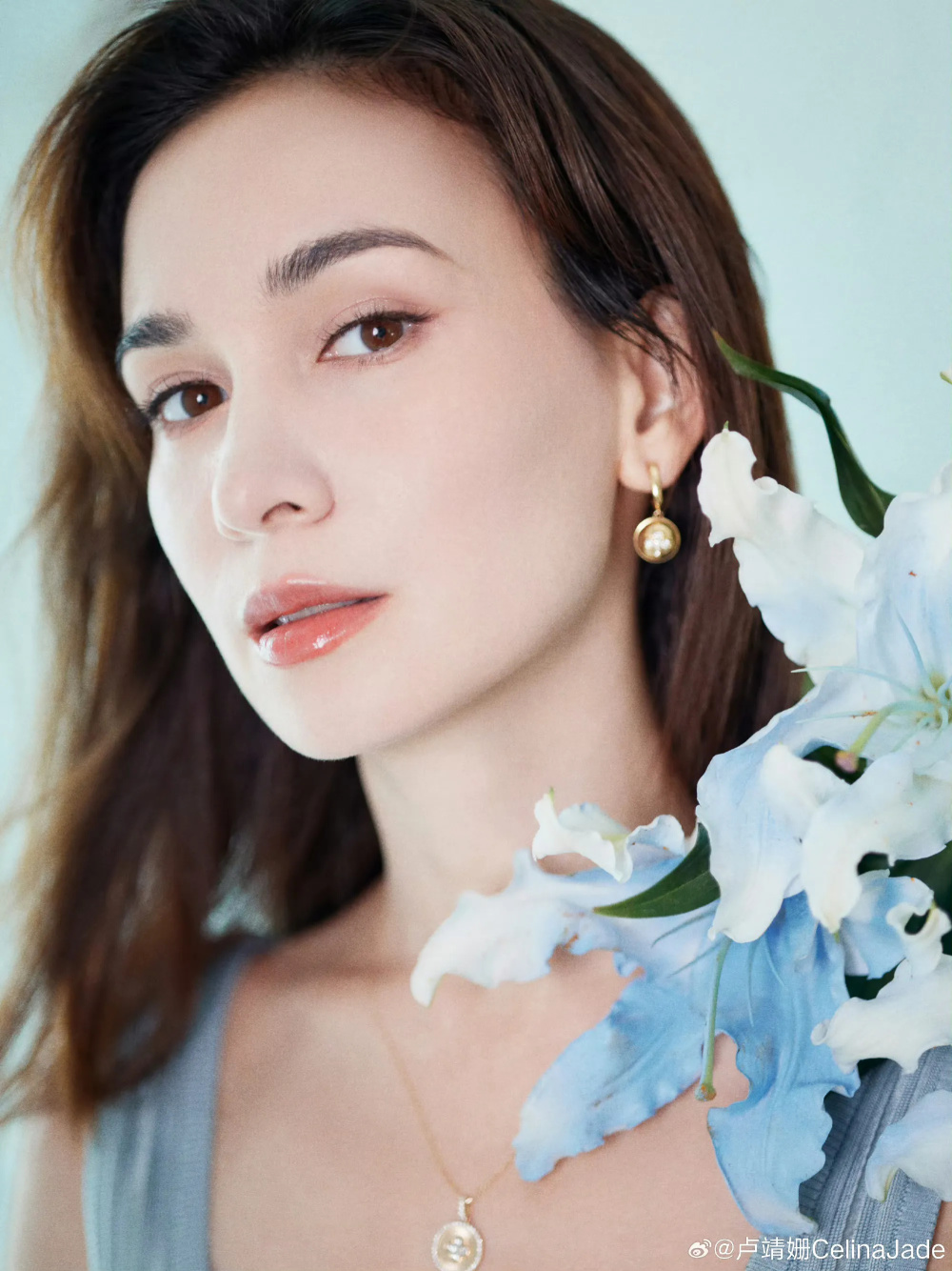 韩庚晒全家福为卢靖姗庆生,1岁女儿软萌出镜,和爸妈比心超有爱