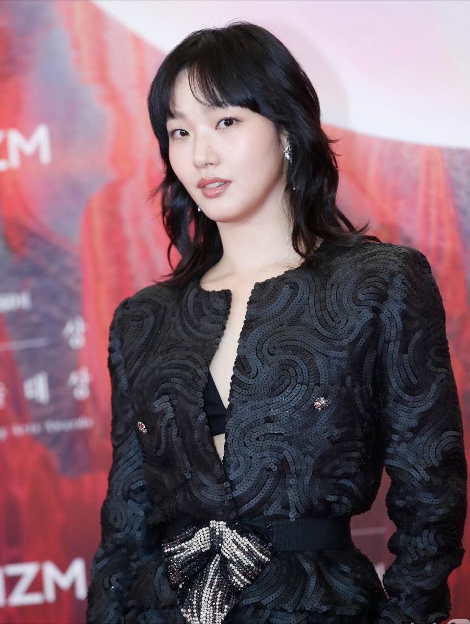 韩国百想大赏红毯:裴秀智好美,金秀贤湿发抢镜,宋仲基帅回巅峰