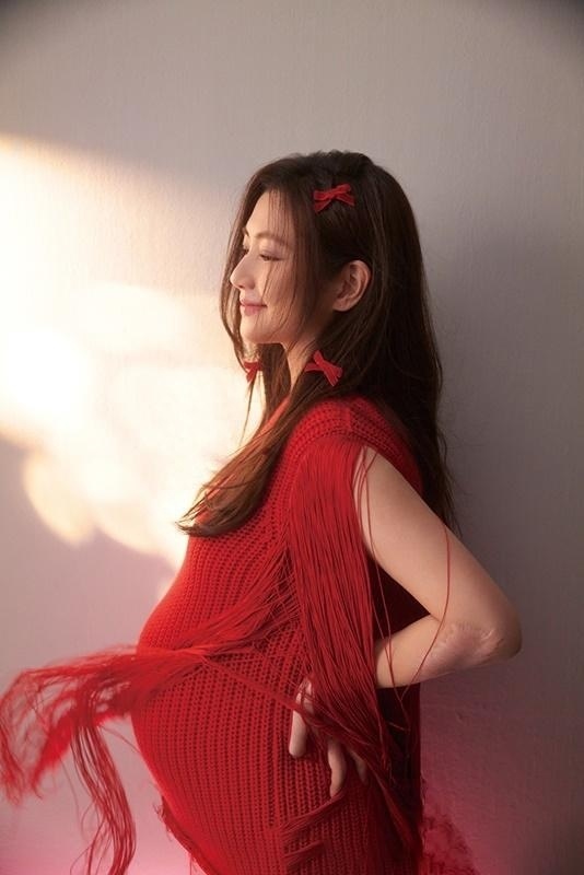 selina官宣产子小腰果肺积水住进保温箱晒母子合影画面温馨