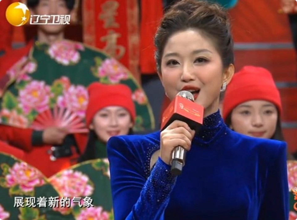 尤其是才在《主持人大赛》上夺得银奖的刘心悦,更是稳定发挥,身穿一件