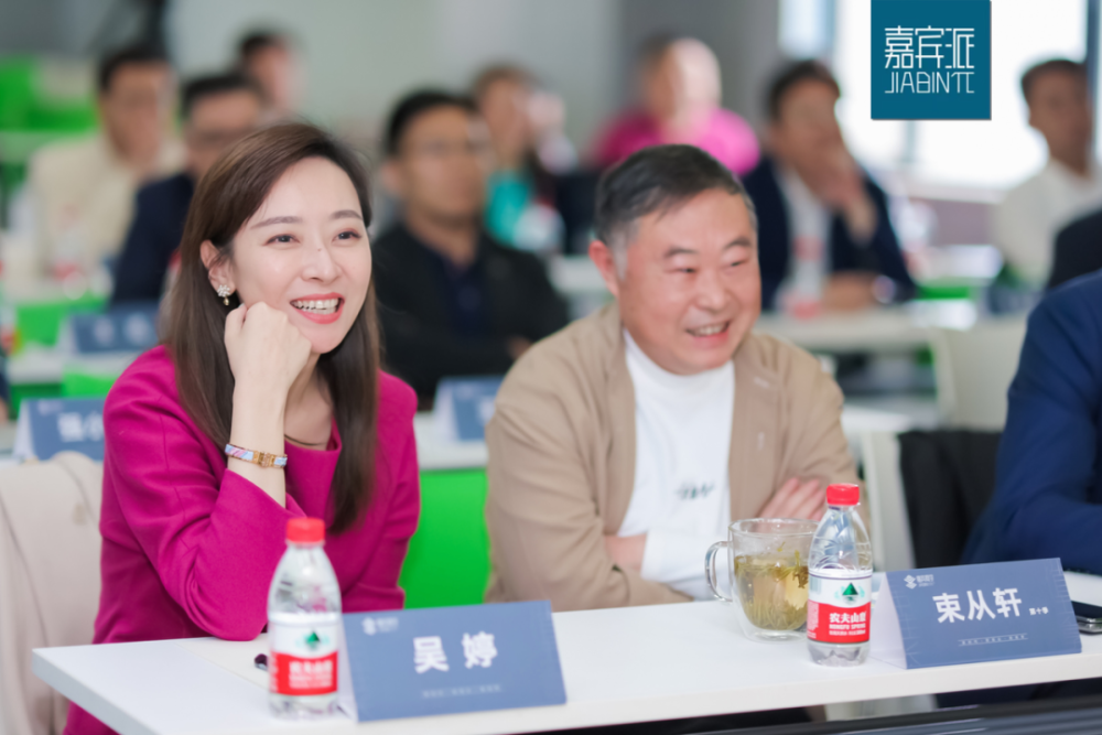 嘉宾商学吴婷率嘉宾派校友企业家访学老乡鸡,董事长束从轩授课_腾讯