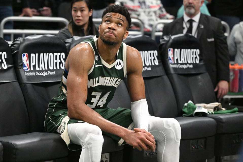 字母哥专访连锁反应名记曝2队有意抢人美媒支招3队交易雄鹿压力激增