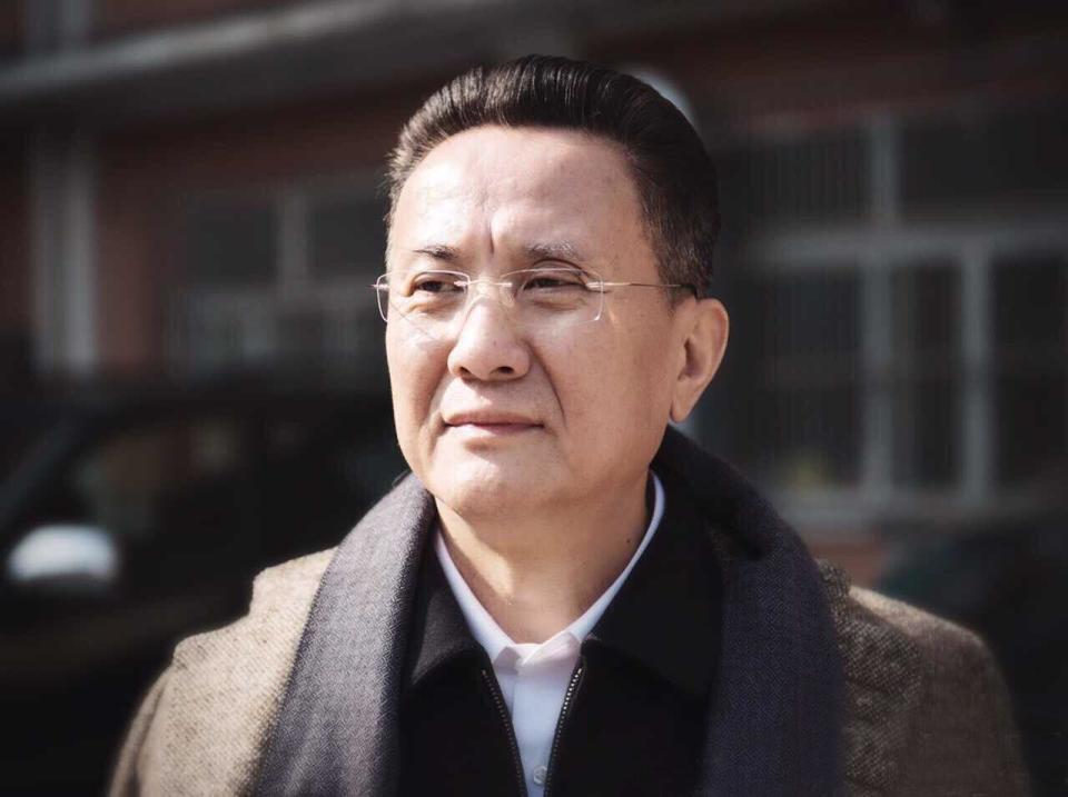 演员张志坚:62岁才大红,娶了忠实粉丝为妻,活成一股清流_腾讯新闻