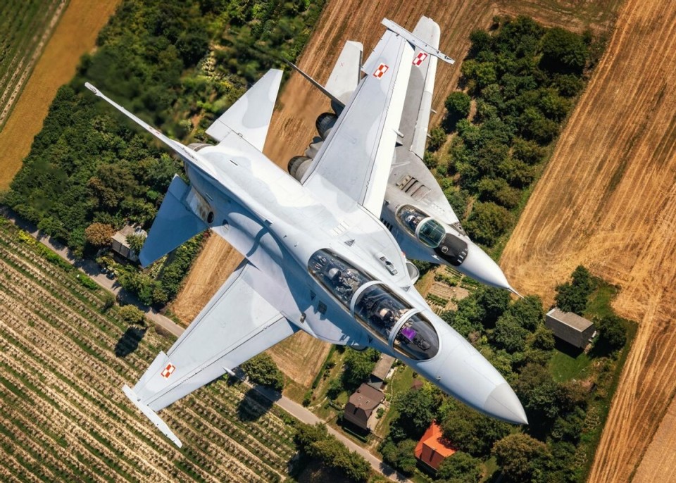 波兰空军飞行员驾驶fa50gf轻型战斗机完成首次单人飞行