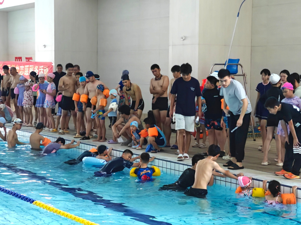 “点餐式”定制体育课！济南千余青少年暑期免费学游泳